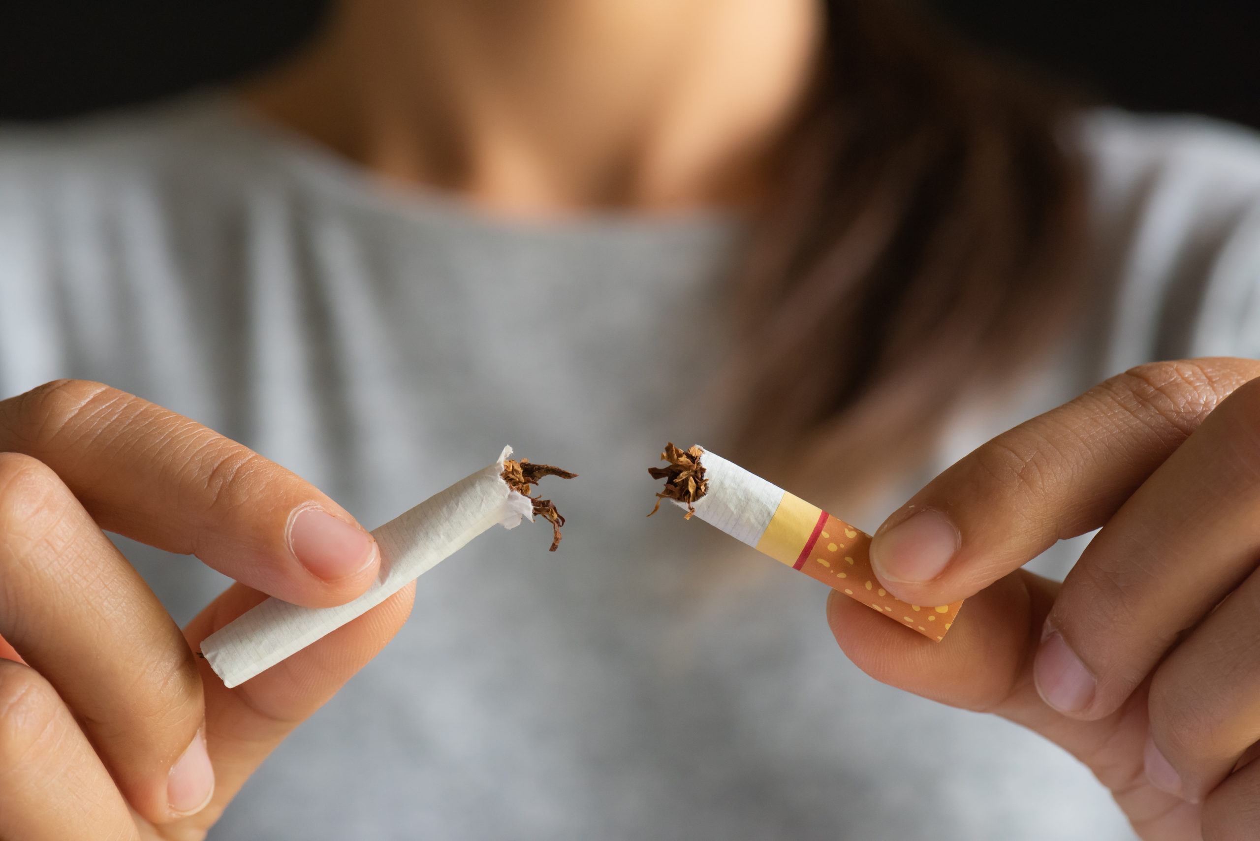 Personne arrêtant de fumer dans le cadre d’une thérapie en addictologie
