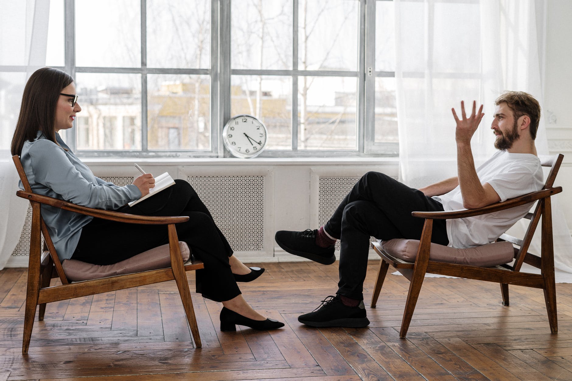 Homme échangeant avec une psychologue dans le cadre du traitement de l’anxiété