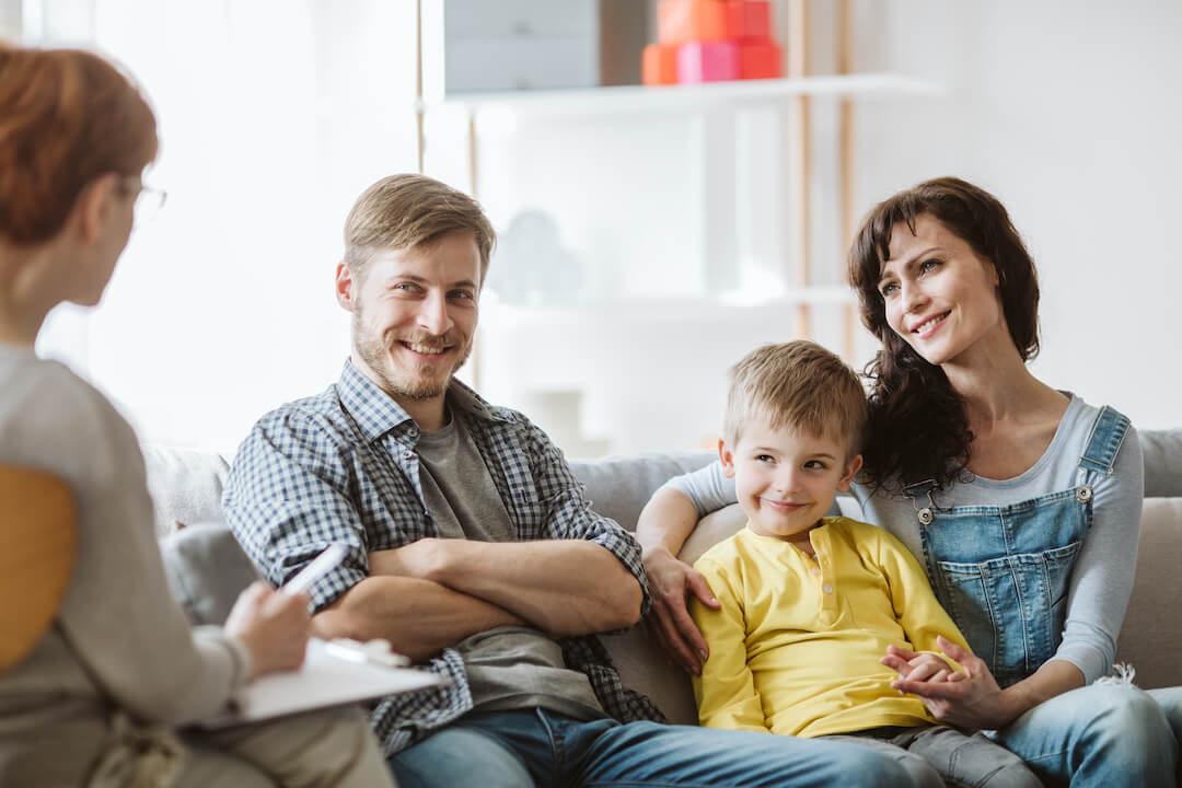Famille accompagnée par une psychologue lors d’une séance de thérapie